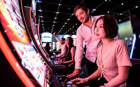 Meja Free Bet Blackjack di studio kasino langsung sayap33 dengan dealer dan kartu yang terlihat jelas